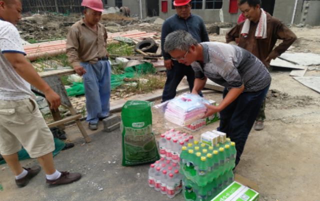 冒酷暑 送清涼--管理公司領(lǐng)導(dǎo)慰問(wèn)一線員工